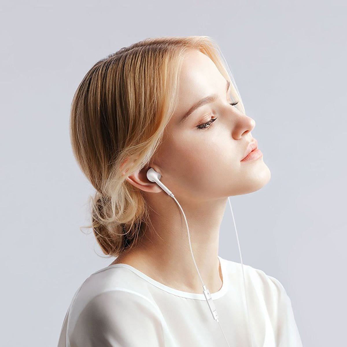 Type-C Wired Earphones for Smartphones – High-Quality Sound, In-Line Microphone, and Volume Control